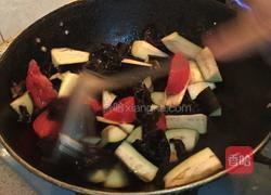 西红柿木耳炒茄子的做法图解4
