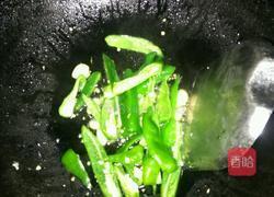苦瓜炒辣椒的做法图解2