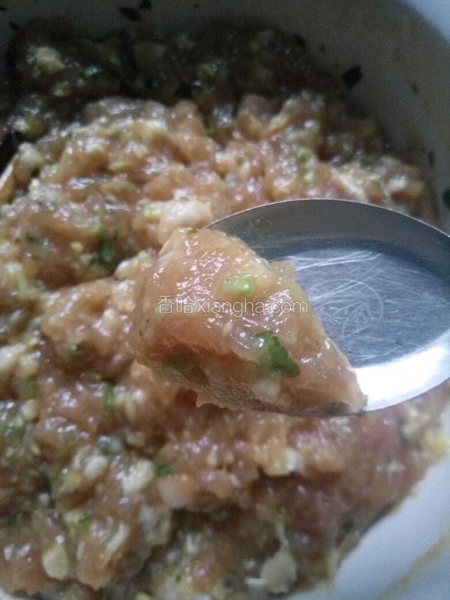 锅里直接烧开水，用调羹把肉馅下锅