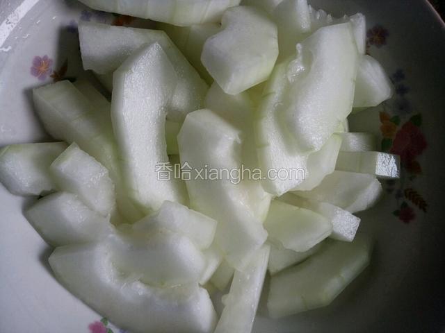 最后加入切好的冬瓜继续煮2分钟，可以尝下锅里的汤咸淡根据自己口味适量加入点咸盐味精出锅