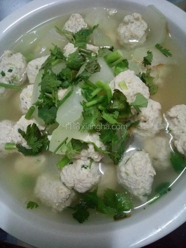 出锅后可以加入些香菜调味，丸子劲道，冬瓜养生，汤清淡而不腻，大功告成了
