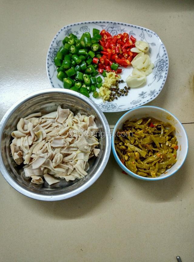 鸡肠洗净切小段，蒜拍碎，姜切碎，红绿辣椒切小段，花椒取适量！备用