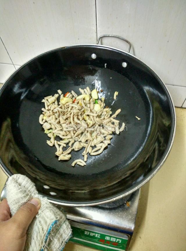 下入鸡肠翻炒！炒两分钟左右