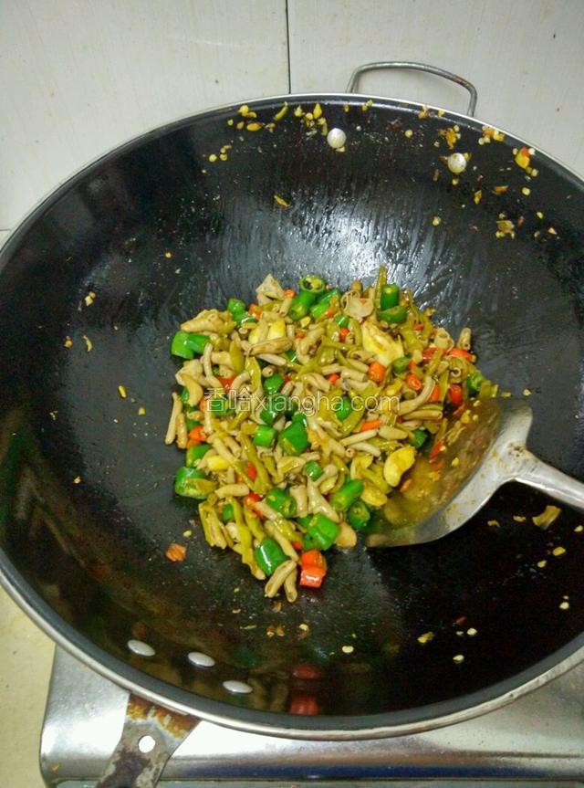 加入食盐，白酒，酱油，醋等调料，翻炒均匀
