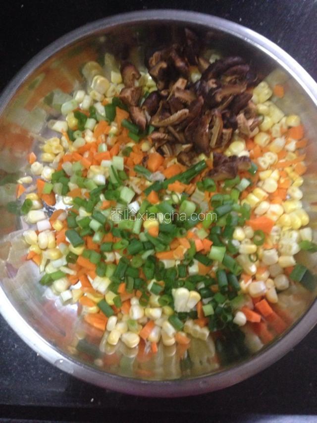 首先要煮米饭哦！剩饭也行滴，我是直接电饭锅煮，煮好就打开盖，放凉会，然后炒食材搅拌就行了。
接下来香菇泡水软后，将葱，玉米，红萝卜切小细块