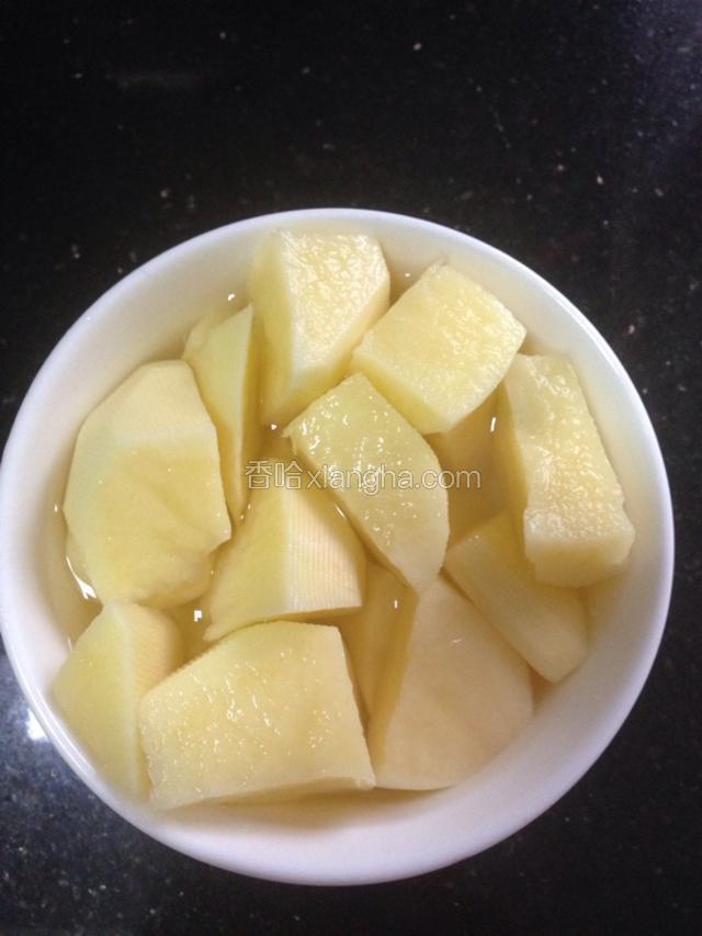土豆切小块，泡水里，以免变黄了?