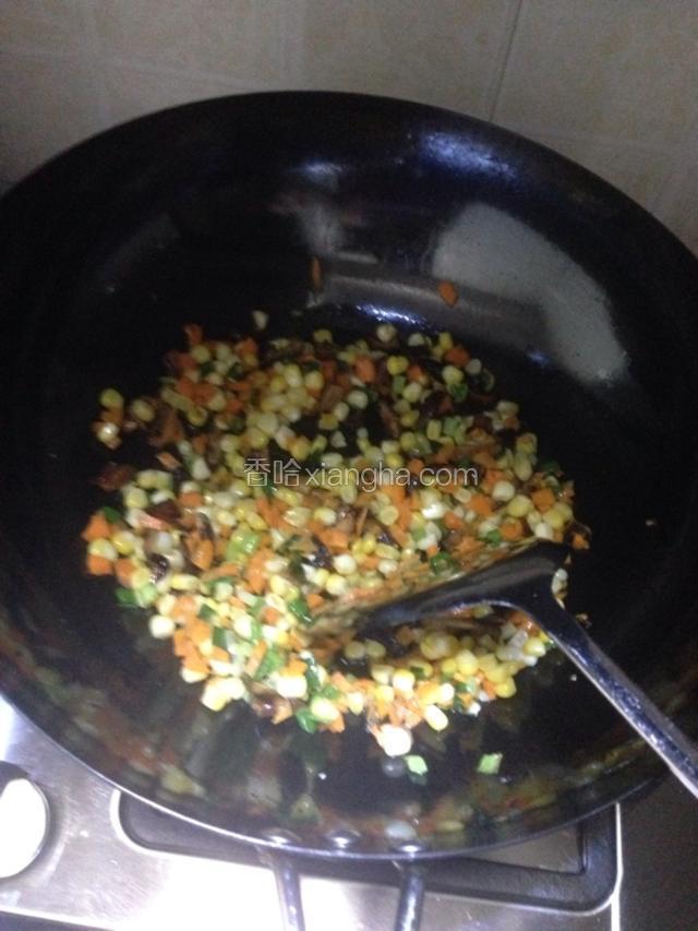 接下来就可以爆炒玉米萝卜香菇，盐，酱油一起下，记得要把米饭的量一起划进去哦！因为炒好后直接倒电饭煲搅拌均匀就ok了