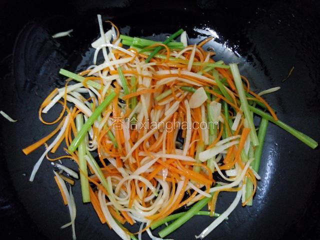 迅速翻炒至断生即可出锅。