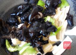 腐竹炒木耳的做法图解4