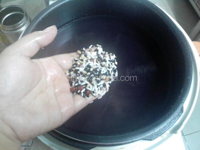 洗好放锅里浸泡一夜，煲的时候容易烂。