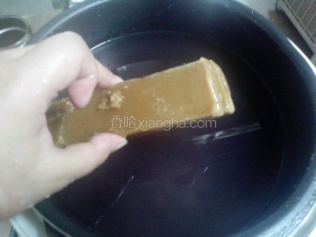 放入冰片糖，不喜欢吃甜的可以少放点。我们比较喜欢吃甜。