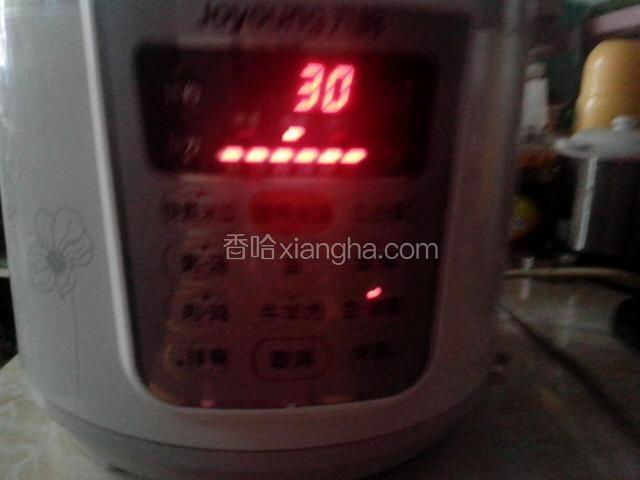 按下煲粥键，煲30分钟