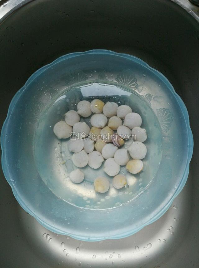 蛤蜊吐沙：将蛤蜊放入盐水中，再滴几滴油，吐沙，约2小时。