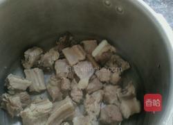 西红柿玉米排骨汤的做法图解1