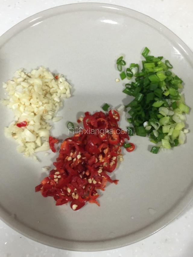 切好蒜蓉，葱，小辣椒