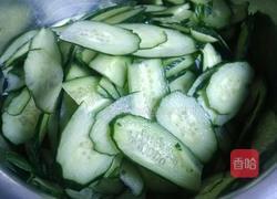 黄瓜肉片的做法图解1