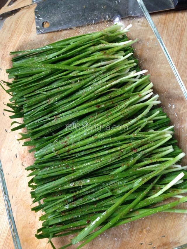 再把另外一半铺上去，同样在韭菜上刷上花生油，撒上椒盐，孜然粉，五香粉，味精。
然后放入微波炉烤3分钟，我忘了拍照
(备注：烤韭菜不要蒙保鲜膜，蒙了保鲜膜韭菜会出水)