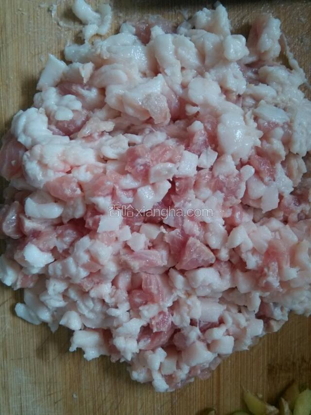 先把五花肉切成小丁.