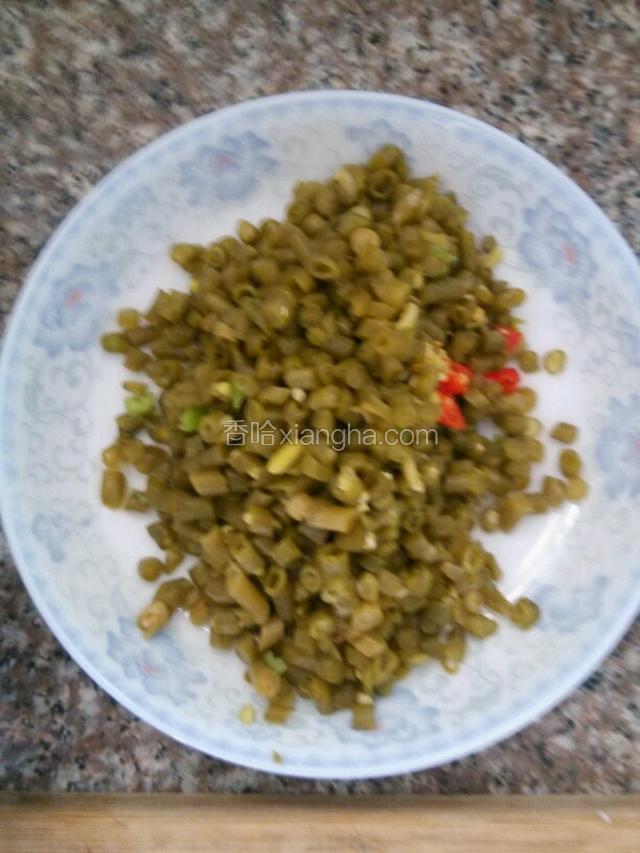 把酸豆角用清水清洗一遍 ，切细。