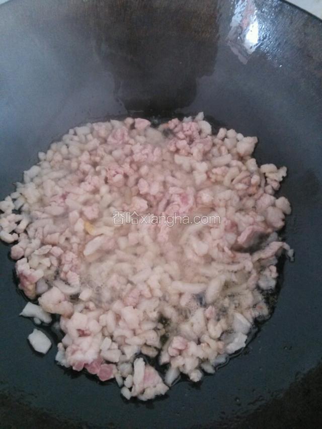 锅里放油，油热后～倒入肉丁，炒至变色，小火熬2分钟，倒适量的料酒、老抽、姜丁翻炒。