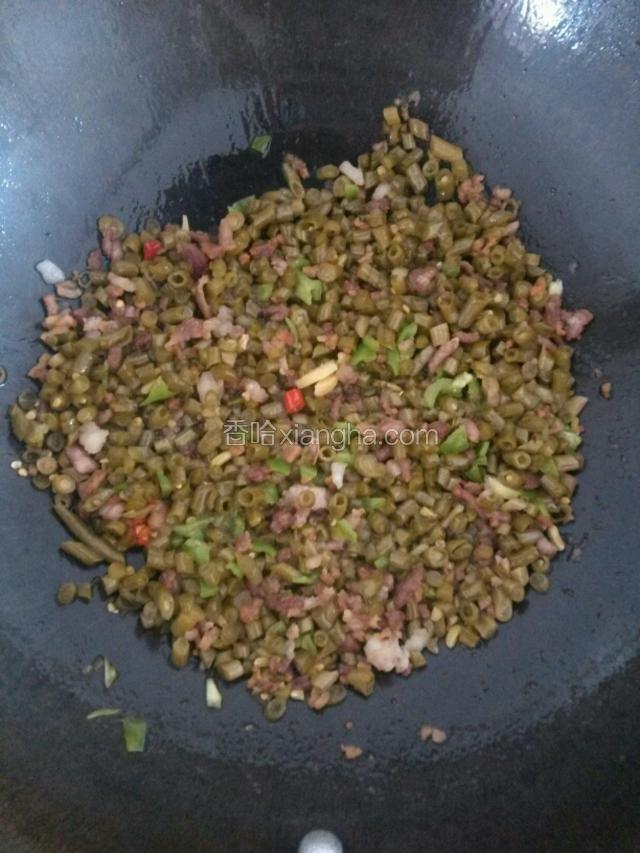 调大火，把炒好的肉移至锅边，放入酸豆角、泡椒、青尖椒翻炒片刻～再加入锅边肉末一起翻炒，炒出细烟～散发香味就可以出锅装盘咯