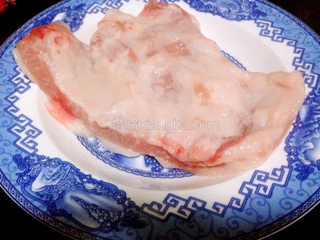 猪颈肉洗干净晾干放在干净的碟子里。