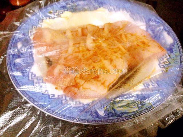 把腌好的猪颈肉包上保鲜袋，放进冰箱三个小时。