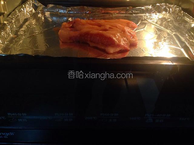 扫上一层蜂蜜后，把烤盘放进烤箱，上下管，190度，20分钟。