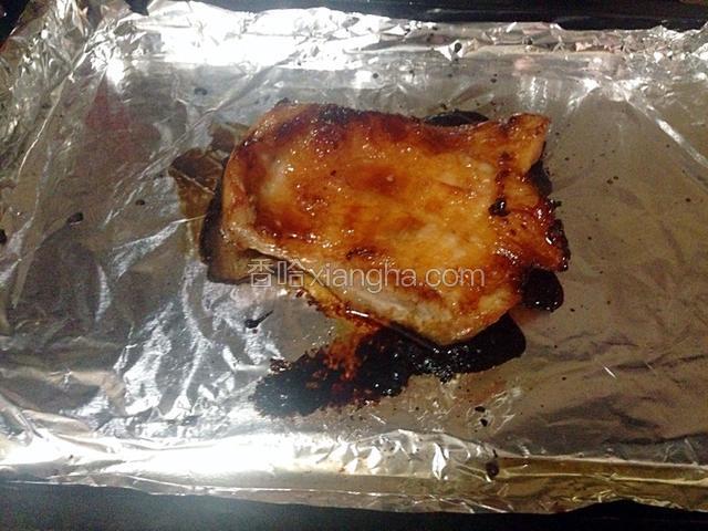 20分钟后把猪颈肉取出，把猪颈肉另一面再扫上蜂蜜。