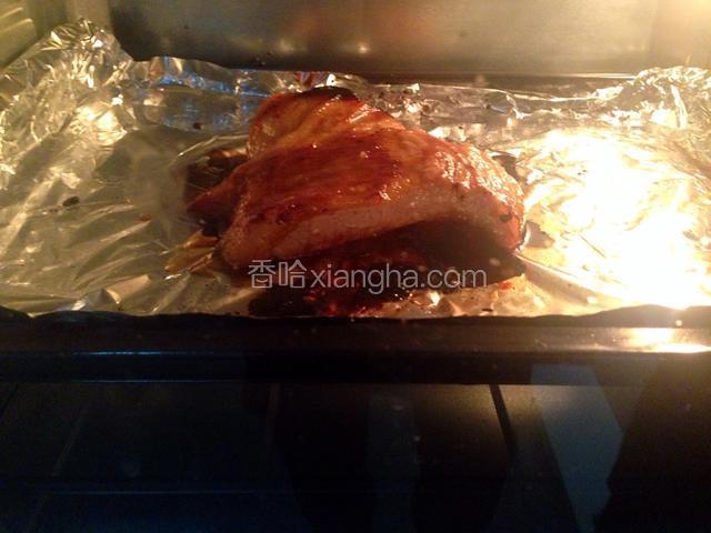 再把猪颈肉放进烤箱，上下管，190度，15分钟。