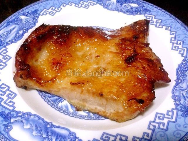 15分钟后把猪颈肉从烤箱取出，把猪颈肉放在碟子放凉。