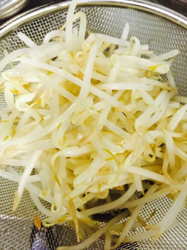 绿豆芽烧开水后放入锅里、八分熟出锅、透凉、控水
