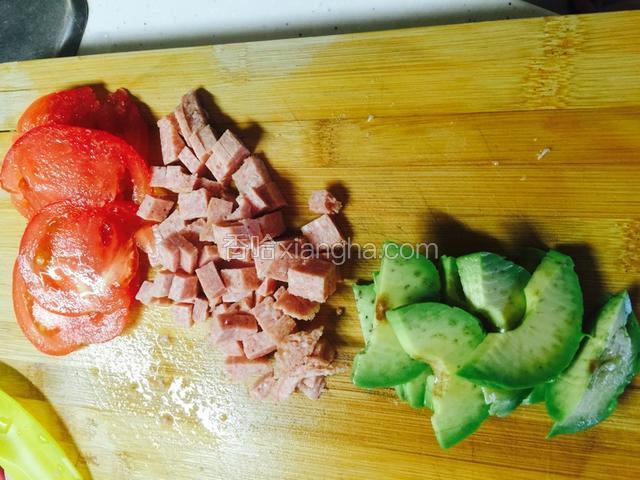 把食材切成片和块状