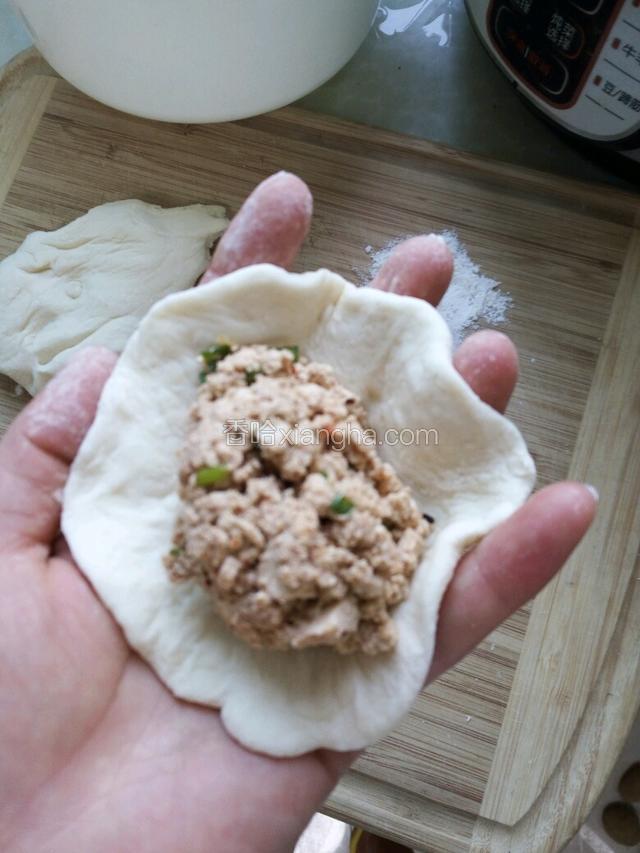 擀皮包包子了