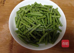 蒜香腐乳豆角的做法图解1