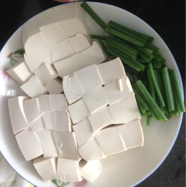 豆腐切成块块备用
