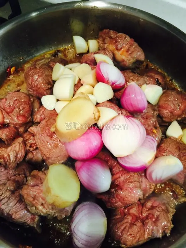 加入烧肉汁和葱姜蒜，盐，黑胡椒翻炒