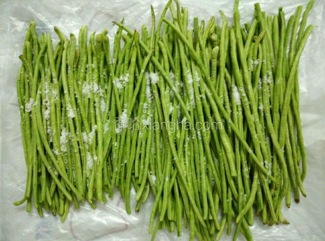 把菜豆放置于平面上加盐