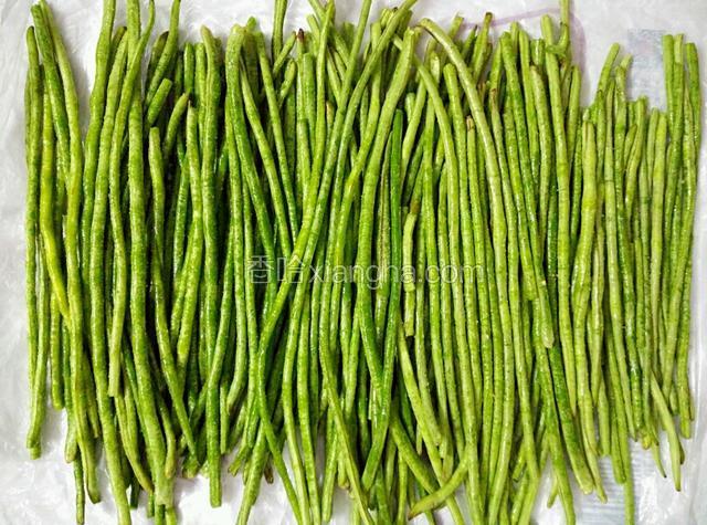 轻轻用盐揉搓菜豆，使其有点变色
