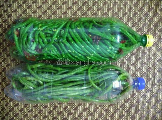 此时便可以将弄好的菜豆放置于空的容器中密封起来
（喜欢吃辣椒的，可剁细加入—够味）