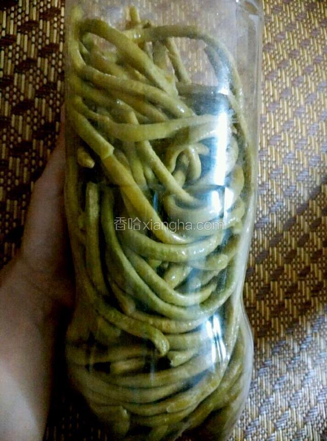 这样简单的三豆角就制成了，静待3天后颜色变黄后就能享受了。（5天后食用，效果最佳）