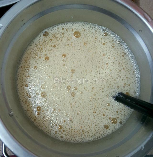 鸡蛋加少许盐充分打散至起泡沫