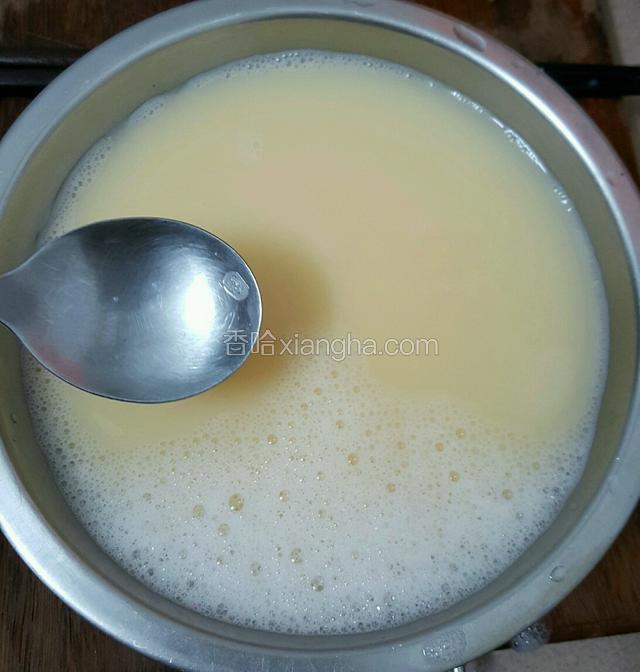 鸡蛋液和水的比例1：1·5；鸡蛋液里加热水（不烫手为止）。汤匙顺一方向搅拌，撇去泡沫。