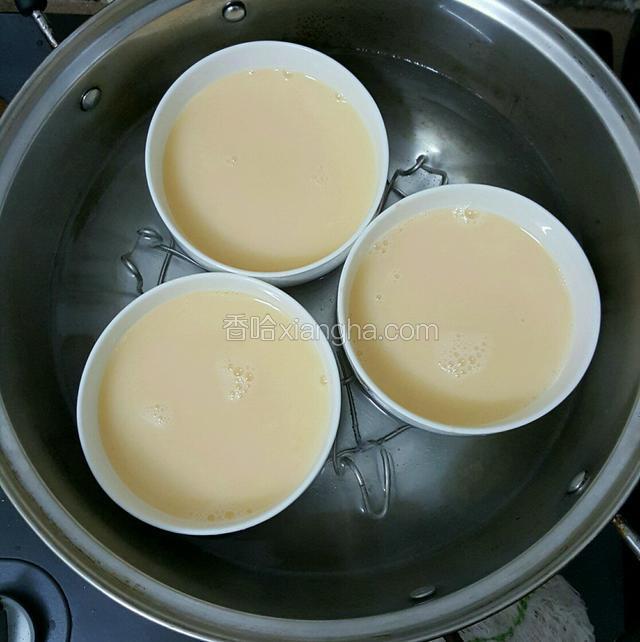 热水锅摆碗，将蛋液倒入8分满（隔水蒸）