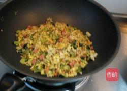 黄瓜火腿蛋炒饭的做法图解5