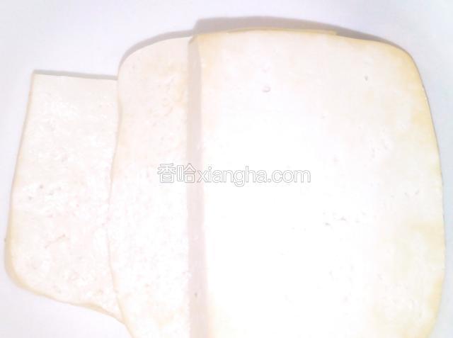 豆腐切片放锅蒸5分钟。