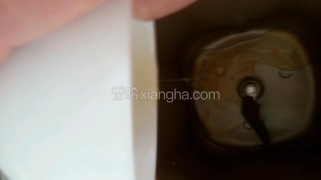 面包桶里加入30克色拉油和50克水