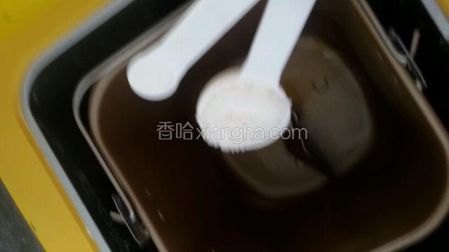 加入10克绵白糖和2克盐