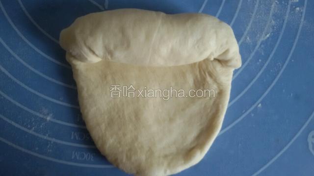 在次擀成长条，从一边卷成圆柱状