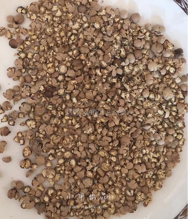 胡椒粒压碎，放入猪肚里。